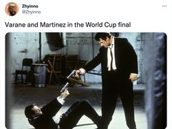 Fans MU Bingung Dukung Varane atau Martinez di Final Piala Dunia