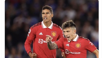 Bukan kebetulan bek terbaik dunia Varane dan Martinez masuk final Piala Dunia, tulis akun fans MU ini. Foto: Twitter