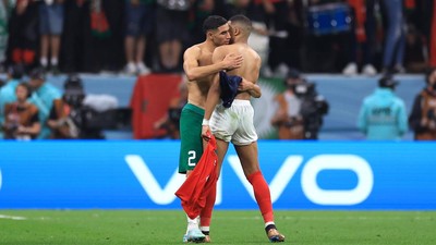 Momen Mbappe dan Hakimi Bertukar Jersey
