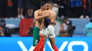 Momen Dua Sabahat Mbappe-Hakimi Tukeran Jersey