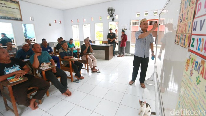 Napi di Lapas Gorontalo Belajar Baca Tulis dan Berhitung Sejumlah Warga Binaan Pemasyarakatan mengikuti program belajar menghitung di Lembaga Pemasyarakatan (Lapas) Kelas IIA Kota Gorontalo, Gorontalo, Kamis (15/12/2022). Lapas Gorontalo menjalankan program membaca, menulis dan berhitung bagi WBP agar dapat menjadi bekal pengetahuan saat berada dalam masa tahanan hingga kembali ke lingkungan masyarakat nanti. ANTARA FOTO/Adiwinata Solihin/foc.