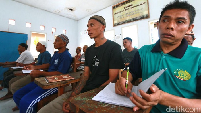 Sejumlah Warga Binaan Pemasyarakatan mengikuti program belajar menghitung di Lembaga Pemasyarakatan (Lapas) Kelas IIA Kota Gorontalo, Gorontalo, Kamis (15/12/2022). Lapas Gorontalo menjalankan program membaca, menulis dan berhitung bagi WBP agar dapat menjadi bekal pengetahuan saat berada dalam masa tahanan hingga kembali ke lingkungan masyarakat nanti. ANTARA FOTO/Adiwinata Solihin/foc.