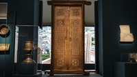 Bersama para ahli dari Uzbekistan, Louvre melakukan pekerjaan restorasi besar-besaran di banyak pameran. Di antara objek yang akan direstorasi adalah pintu Gūr-i Amīr dari abad ke-14 yang berasal dari mausoleum Tamerlane di Samarkand, sebuah kota di tenggara Uzbekistan.