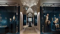 Pameran dengan judul The Splendours of Uzbekistans Oases  ini menampilkan lebih dari 170 karya yang menawarkan sekilas ke masa lalu negara Uzbekistan, termasuk lukisan dindingnya yang terkenal, patung Buddha, dan barang sehari-hari milik peradaban kuno.