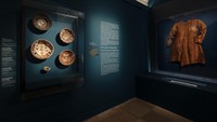 Pameran ini dikurasi bersama oleh arkeolog Rocco Rante, yang telah melakukan penggalian sejak 2009 di Oasis Bukhara Uzbekistan. Daerah itu dulunya merupakan perhentian penting di jalur perdagangan Jalur Sutra yang melewati Uzbekistan ratusan tahun yang lalu, menghubungkan Mediterania ke Timur Jauh.