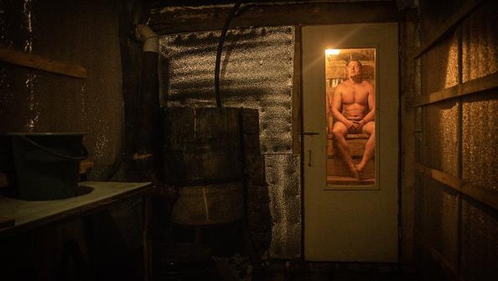Pasukan Ukraina Rehat Sejenak di Sauna Bawah Tanah DONETSK, UKRAINE - DECEMBER 14: Members of the Ukrainian military relax in a makeshift sauna built by members of the brigade in an underground bunker while on a day off from being stationed in Bakhmut at a position on the outskirts of Donetsk on December 14, 2022 in Donetsk, Ukraine. A large swath of Donetsk region has been held by Russian-backed separatists since 2014. Russia has tried to expand its control here since the February 24 invasion. (Photo by Chris McGrath/Getty Images)