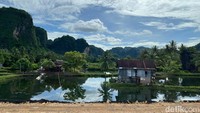 Di Stasiun Rammang-rammang, penumpang bisa menyaksikan keindahan pegunungan karst dalam jarak yang sangat dekat dari dalam kereta api. (Foto: Noval Dhwinuari Antony/detikSulsel)