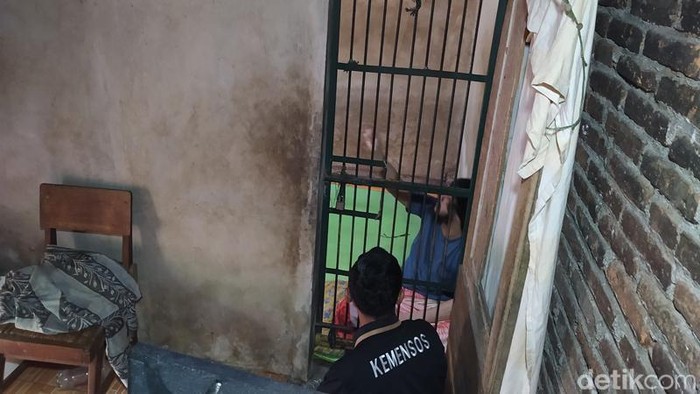 Pemuda asal Magelang, RKS (30) sudah belasan tahun hidup dalam kerangkeng yang dibuat oleh pamannya. Foto diambil Kamis (15/12/2022).