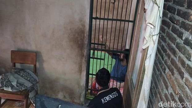 Pemuda asal Magelang, RKS (30) sudah belasan tahun hidup dalam kerangkeng yang dibuat oleh pamannya. Foto diambil Kamis (15/12/2022).