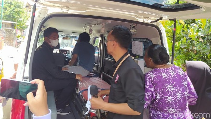 Pemuda Magelang yang dikerangkeng 17 tahun, RKS dievakuasi ke rumah sakit jiwa oleh tim dari Kemensos, Kamis (15/12/2022).