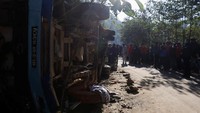 Korban luka diselamatkan dan dilarikan ke rumah sakit oleh penduduk desa setempat dengan bantuan petugas polisi dan tentara di dekat Desa Bethanchowk yang terletak sekitar 48 kilometer timur Ibu Kota Kathmandu. Reuters/Navesh Chitrakar