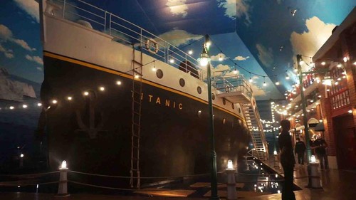 Penampakan replika Titanic di Trans Studio Bali. (Agus Eka)