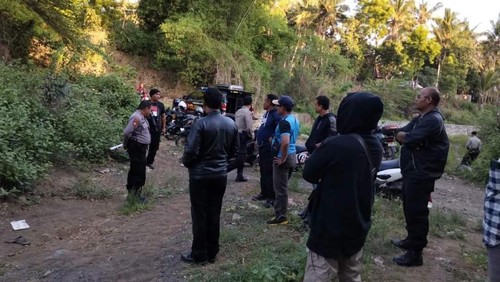 Personel dari Polsek Kubu saat melakukan penyelidikandi lokasi pencurian mesin senso