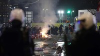 Para pendukung Maroko bentrok dengan polisi di Brussel, Belgia pada 14 Desember 2022.