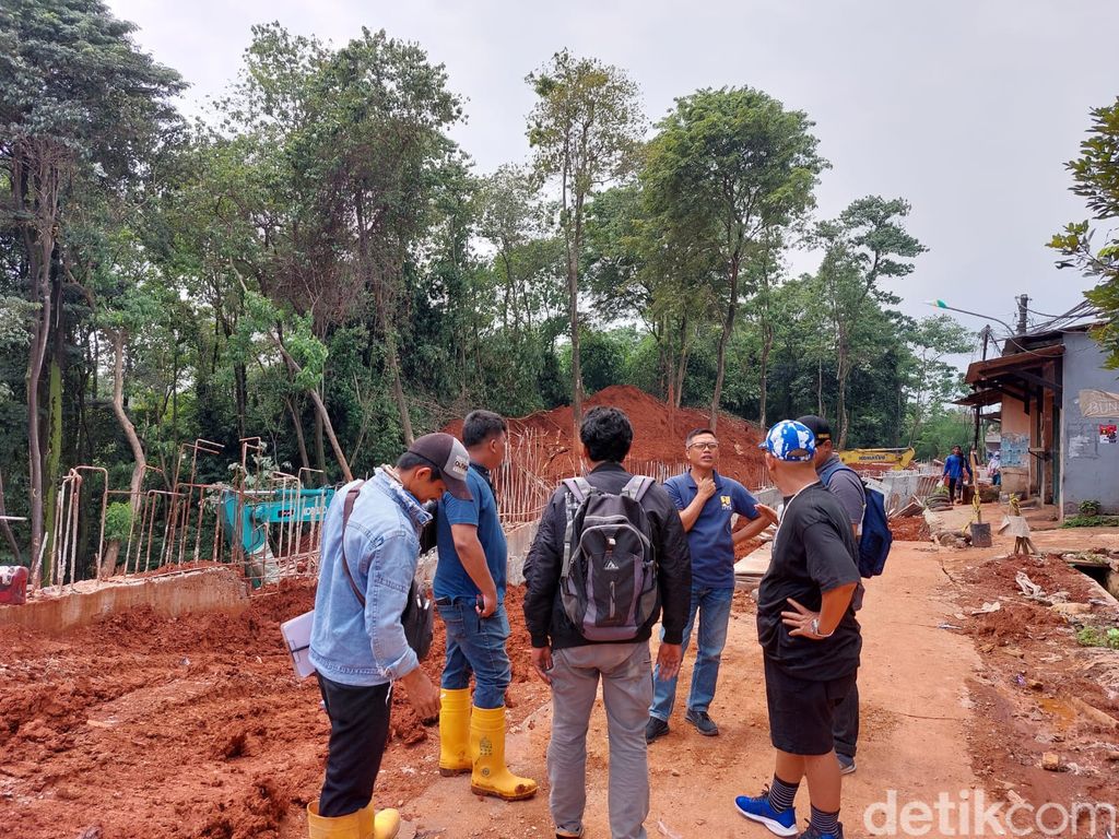 Perbaikan longsor Jl Pangkalan 1A, Bantargebang, Kota Bekasi. Turap sudah dipasang. 14 Desember 2022. (Dok DBMSDA Kota Bekasi)