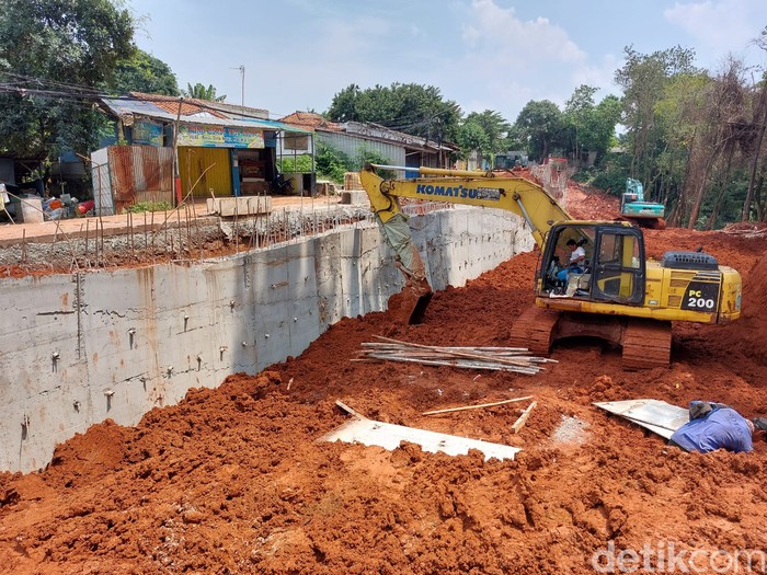 Perbaikan longsor Jl Pangkalan 1A, Bantargebang, Kota Bekasi. Turap sudah dipasang. 14 Desember 2022. (Dok DBMSDA Kota Bekasi)