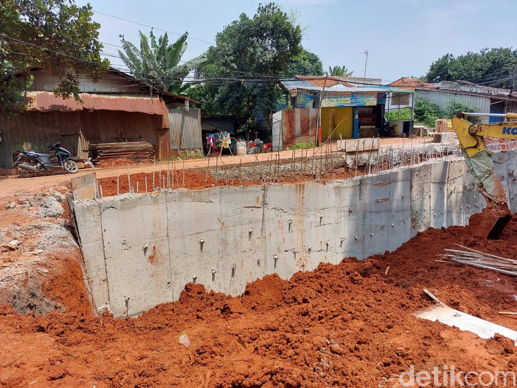 Perbaikan longsor Jl Pangkalan 1A, Bantargebang, Kota Bekasi. Turap sudah dipasang. 14 Desember 2022. (Dok DBMSDA Kota Bekasi)