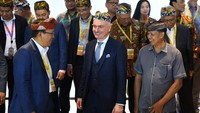 Direktur Utama PT Bank Tabungan Negara (Persero) Tbk. Haru Koesmahargyo bersama Managing Director of World Savings and Retail Banking Institute (WSBI) Peter Simon meninjau lokasi acara usai membuka acara Asia Pacific Regional Group Meeting secara resmi di Denpasar, Bali, Kamis (15/12).