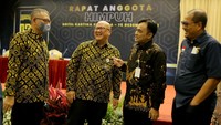 Sekertaris Jendral HIMPUH, Muhammad Firman Taufik, Ketua Umum Himpuh, Budi Dharmawan, Chief Of Sharia, Iim Qoimuddin, Dewan Kehormatan HIMPUH, Alip S Wibowo yang didampingi Dewan Penasihat HIMPUH, Hafid usai acara.