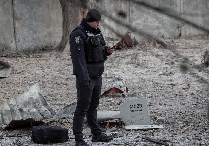 Pesan 'Untuk Ryazan' Nempel di Drone Rusia Rescuers and police officers examine parts of the drone at the site of a building destroyed by a Russian drone attack, as their attack on Ukraine continues, in Kyiv, Ukraine December 14, 2022. REUTERS/Gleb Garanich