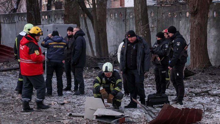 Rescuers and police officers examine parts of the drone at the site of a building destroyed by a Russian drone attack, as their attack on Ukraine continues, in Kyiv, Ukraine December 14, 2022. REUTERS/Gleb Garanich