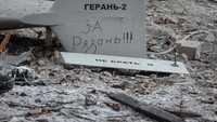 Serangan drone Rusia menghantam wilayah Kiev, ibu kota Ukraina, pada Rabu (14/12) waktu setempat. Puing salah satu drone yang jatuh di wilayah Ukraina memiliki pesan khusus berbunyi Untuk Ryazan.