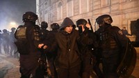 Polisi mengamankan sejumlah orang yang melakukan perbuatan anarkis.