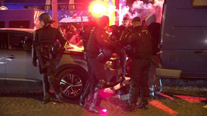 Pesta Pendukung Prancis Berujung Ricuh di Paris PARIS, FRANCE - DECEMBER 15: Security forces take measures as fans of France celebrate victory after France defeated Morocco in FIFA World Cup Qatar 2022 semi-final match at Champs Elysees in Paris, France on December 15, 2022. (Photo by Dursun Aydemir/Anadolu Agency via Getty Images)