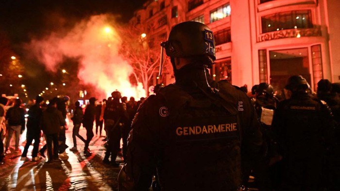 Pesta Pendukung Prancis Berujung Ricuh di Paris PARIS, FRANCE - DECEMBER 15: Security forces take measures as fans of France celebrate victory after France defeated Morocco in FIFA World Cup Qatar 2022 semi-final match at Champs Elysees in Paris, France on December 15, 2022. (Photo by Dursun Aydemir/Anadolu Agency via Getty Images)