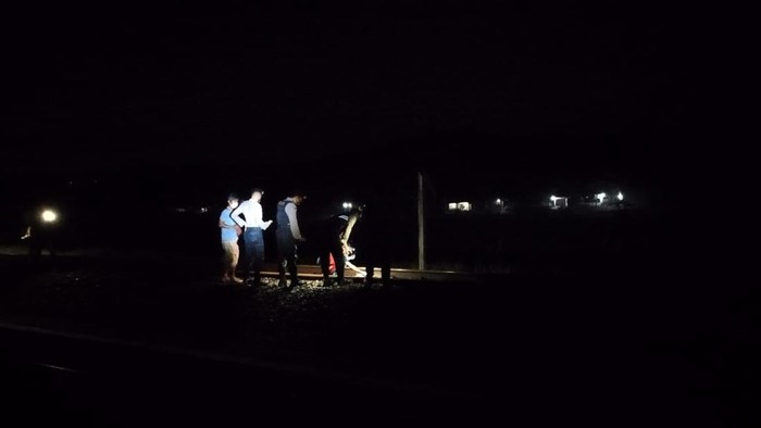 Petugas mengevakuasi mayat pria yang tertabrak kereta api di Sentolo, Kulon Progo, Kamis malam (15/12/2022).
