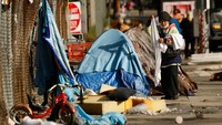 Sedikitnya 69.144 orang menjadi tunawisma di Los Angeles County, menurut Greater Los Angeles Homeless Count, menunjukkan kenaikan 4,1 persen dalam tunawisma dari tahun 2020 di Los Angeles County. Carolyn Cole/Los Angeles Times/Getty Images  