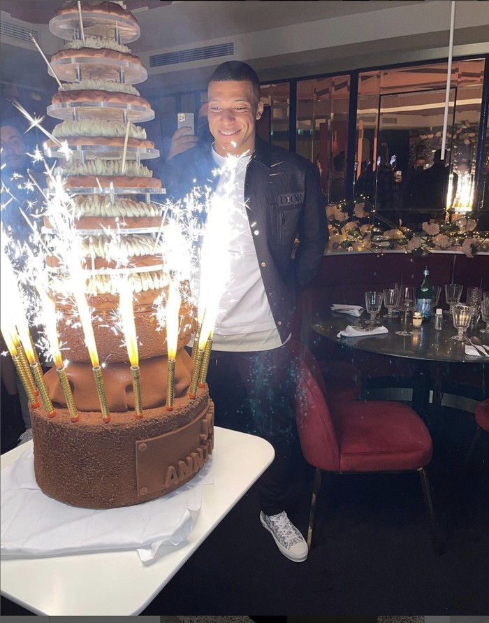 Prancis Masuk Final, Ini Mbappe Saat Pose dengan Kue hingga Makan di Resto