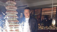 Selain aktif menjadi atlet sepak bola, rupanya pria kelahiran 1998 itu juga sering terlihat gaya kerennya saat makan. Salah satunya ini ketika Mbappe tampak gembira terima kue ulang tahun ke 23 di sebuah restoran. Foto: Instagram @k.mbappe