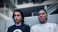 Bersama sang adik, Ethan Mbappe, mereka tampak sedang asik bermain Play Station sembari menikmati satu bucket es krim vanilla nih. Foto: Instagram @k.mbappe