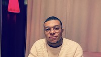 Pemain sepak bola Prancis itu juga beberapa kali membagikan momen ketika nge teh di restoran. Foto: Instagram @k.mbappe
