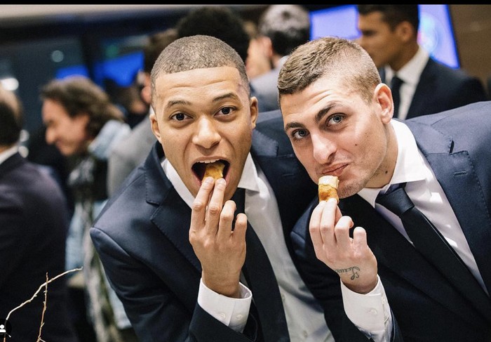 Prancis Masuk Final, Ini Mbappe Saat Pose dengan Kue hingga Makan di Resto