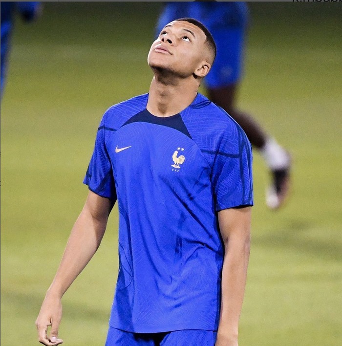Prancis Masuk Final, Ini Mbappe Saat Pose dengan Kue hingga Makan di Resto