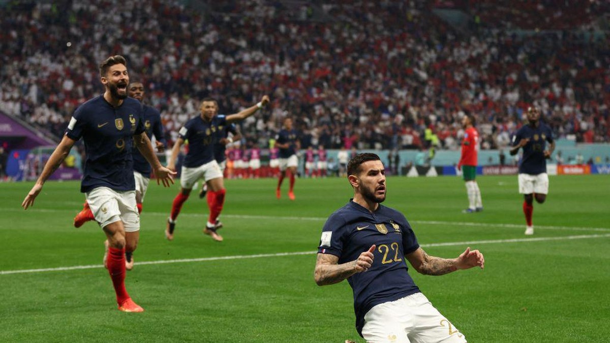 Prancis ungguli Maroko 1-0 di babak pertama semifinal Piala Dunia 2022 (AFP via Getty Images/ADRIAN DENNIS)