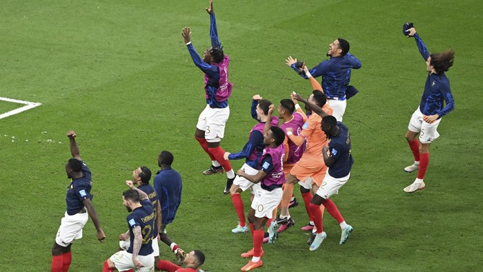 AL KHOR, QATAR - DECEMBER 14: Players of France celebrate after France won the FIFA World Cup Qatar 2022 semi final match against Morocco at Al Bayt Stadium on December 14, 2022 in Al Khor, Qatar. France beat Morocco 2-0, to face Argentina in 2022 FIFA World Cup final. (Photo by Ercin Erturk/Anadolu Agency via Getty Images)