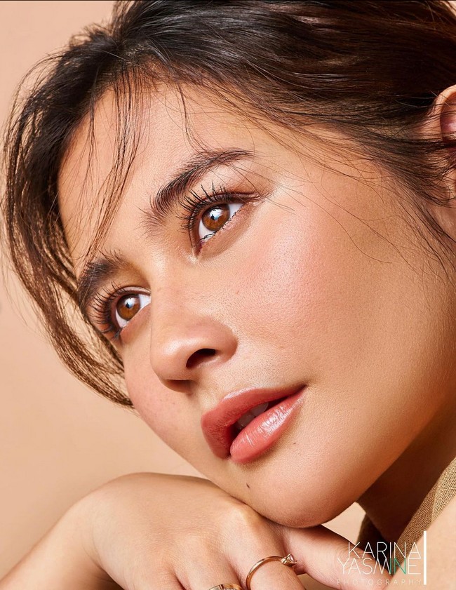 Fokus netizen tertuju pada wajah Prilly yang dinilai manglingi dan cantik. Foto: Instagram/@karinayasmine @prillylatuconsina