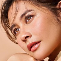 Fokus netizen tertuju pada wajah Prilly yang dinilai manglingi dan cantik. Foto: Instagram/@karinayasmine @prillylatuconsina