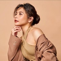 Prilly Latuconsina terlibat dalam pemotretan bersama fotografer Karina Yasmine dengan tema nuansa beige dan hangat. Foto: Instagram/@karinayasmine @prillylatuconsina
