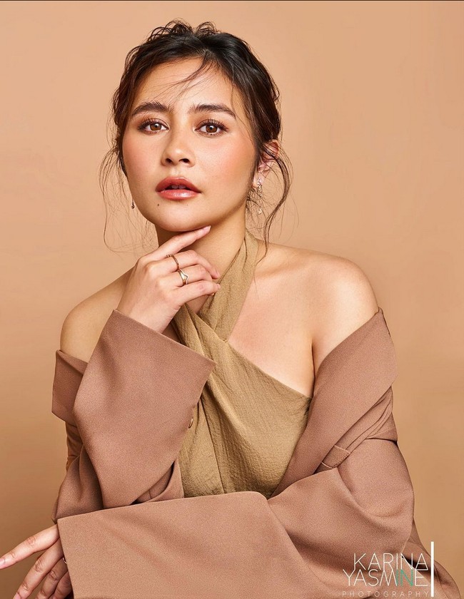 Aktris 26 tahun ini tampil dengan gaya monokrom mengenakan blouse halter neck warna beige dipadu celana high-waist dan blazer. Foto: Instagram/@karinayasmine @prillylatuconsina