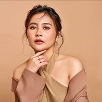 Aktris 26 tahun ini tampil dengan gaya monokrom mengenakan blouse halter neck warna beige dipadu celana high-waist dan blazer. Foto: Instagram/@karinayasmine @prillylatuconsina
