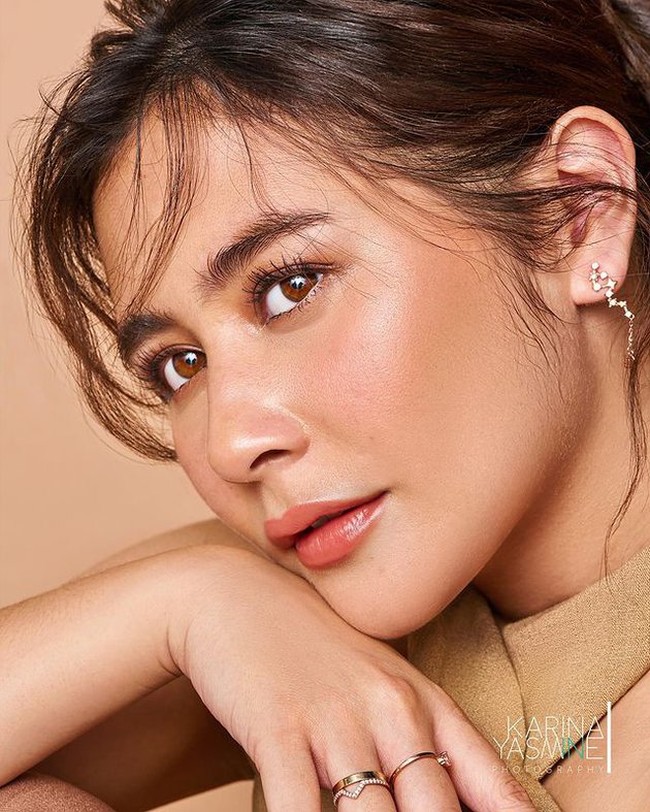 Netizen membandingkan kecantikan wajah Prilly dengan AI Avatar yang belakangan ini viral.  Foto: Instagram/@karinayasmine @prillylatuconsina