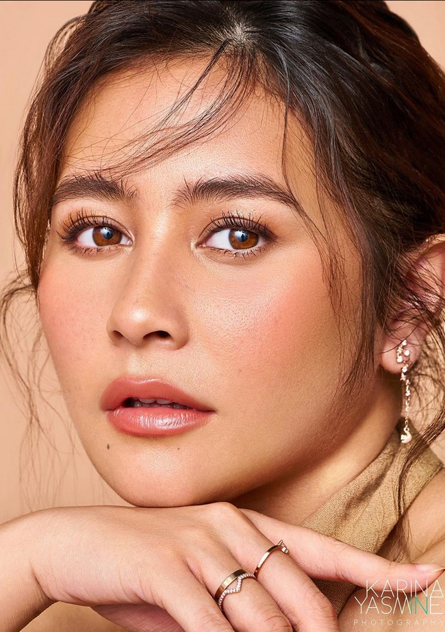 Penampakan wajah inilah yang membuat Prilly sempat dikira AI Avatar. Foto: Instagram/@karinayasmine @prillylatuconsina