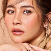 Penampakan wajah inilah yang membuat Prilly sempat dikira AI Avatar. Foto: Instagram/@karinayasmine @prillylatuconsina