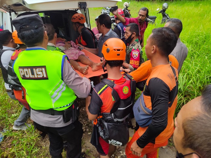 Proses evakuasi seorang lansia asal Bangli yang ditemukan lemas di sekitar Sungai Banjar Ngenjung Sari, Desa Bakbakan, Gianyar, Bali, Kamis (15/12/2022).