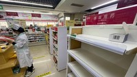 Pusat-pusat perbelanjaan di Beijing langsung kehabisan pasokan karena diborong masyarakat untuk persiapan menjalankan isolasi di rumah tempat tinggalnya masing-masing. Foto: AFP via Getty Images/YUXUAN ZHANG