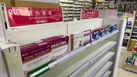 Tampak rak-rak barang di pusat perbelanaan kosong melompong. Rak yang biasanya diisi produk-produk kesehatan seperti obat-obatan dan beragam multivitamin juga tampak kosong. Foto: AFP via Getty Images/YUXUAN ZHANG